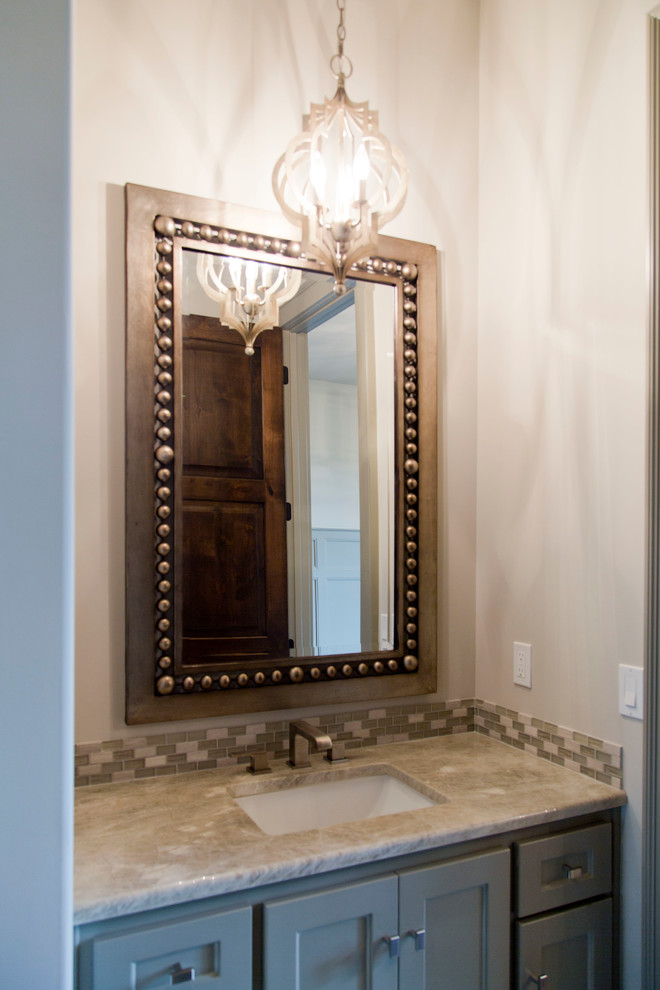 Klassisk inredning av ett litet badrum med dusch, med luckor med infälld panel, grå skåp, grå kakel, keramikplattor, beige väggar, ett nedsänkt handfat och granitbänkskiva