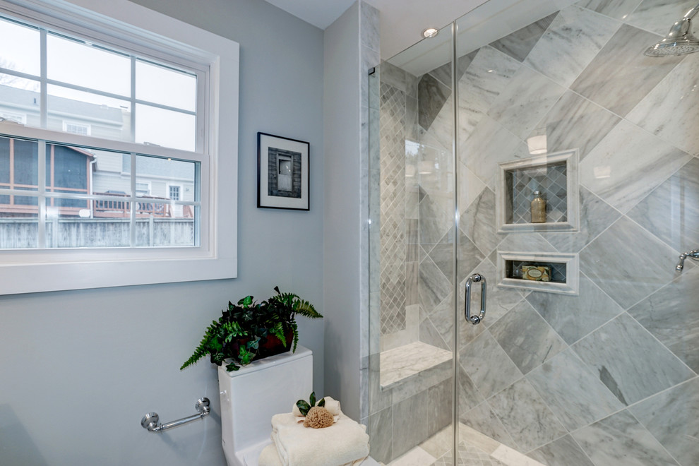 Immagine di una stanza da bagno con doccia classica di medie dimensioni con doccia alcova, WC monopezzo, piastrelle grigie, piastrelle bianche e pareti grigie