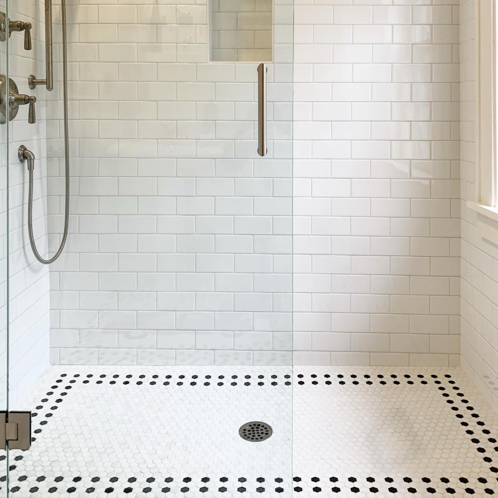 Idéer för små vintage badrum med dusch, med en kantlös dusch, en toalettstol med separat cisternkåpa, vit kakel, keramikplattor, vita väggar, mosaikgolv, ett piedestal handfat, flerfärgat golv och dusch med gångjärnsdörr