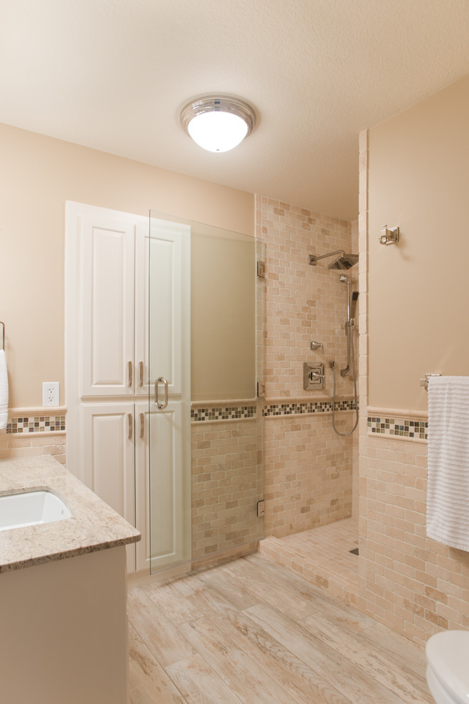 Idéer för att renovera ett litet vintage badrum med dusch, med ett nedsänkt handfat, luckor med infälld panel, vita skåp, bänkskiva i kvartsit, en öppen dusch, flerfärgad kakel, stenkakel och beige väggar