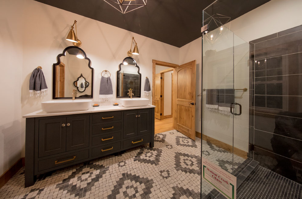 This is an example of a modern bathroom in Cleveland.