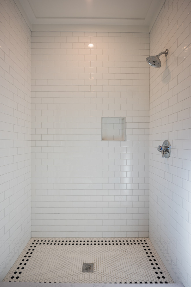 Amerikansk inredning av ett mellanstort en-suite badrum, med gröna skåp, en dusch i en alkov, vit kakel, vita väggar, klinkergolv i keramik, vitt golv och med dusch som är öppen