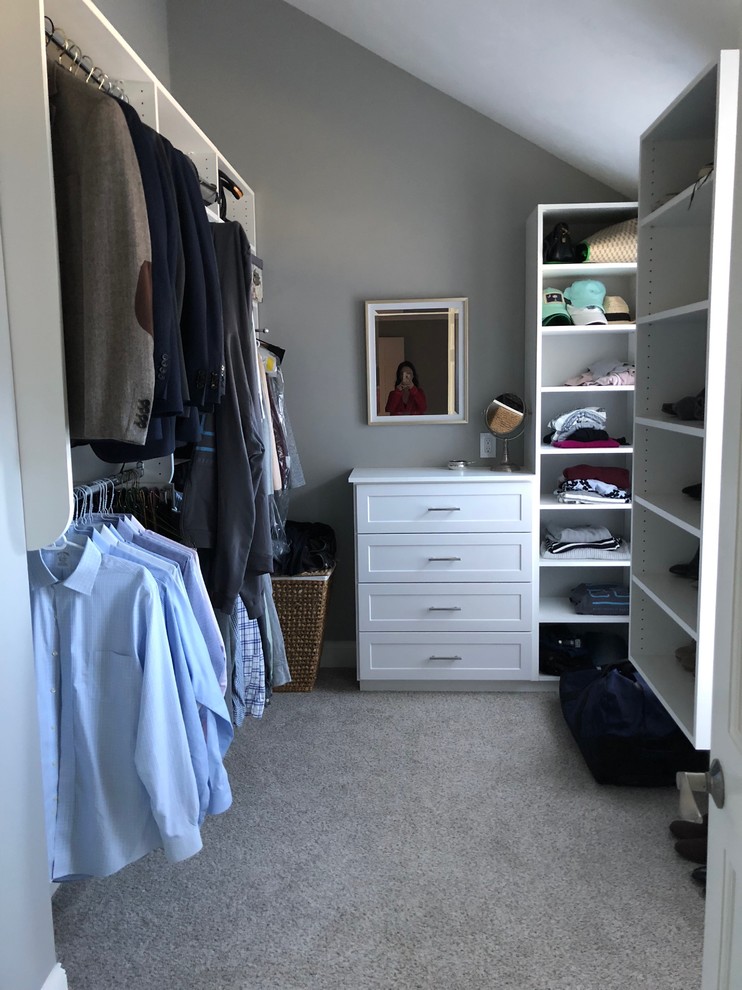 Foto på en mellanstor funkis garderob, med luckor med infälld panel, svarta skåp, mellanmörkt trägolv och grått golv