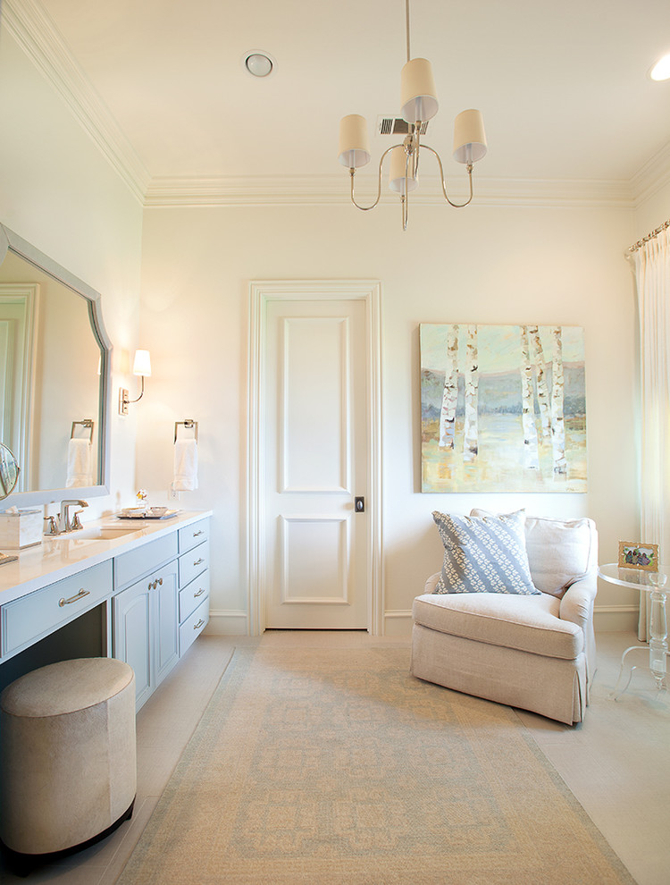 Diseño de cuarto de baño principal clásico renovado de tamaño medio con puertas de armario blancas, paredes blancas, suelo de madera pintada, armarios con paneles con relieve, lavabo bajoencimera y encimera de cuarzo compacto