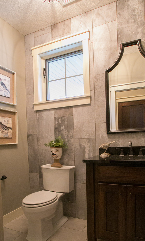 Esempio di una stanza da bagno chic con ante in stile shaker, ante marroni, top in granito, WC a due pezzi, piastrelle grigie, piastrelle in gres porcellanato, pareti grigie e pavimento in gres porcellanato