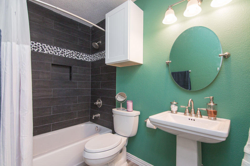 Exempel på ett mellanstort eklektiskt badrum, med ett badkar i en alkov, en dusch i en alkov, en toalettstol med hel cisternkåpa, svart kakel, porslinskakel, gröna väggar, klinkergolv i porslin, ett piedestal handfat, beiget golv och dusch med duschdraperi