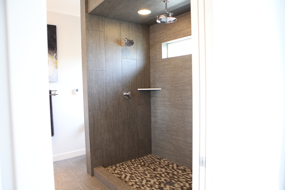 シーダーラピッズにあるコンテンポラリースタイルのおしゃれな浴室の写真