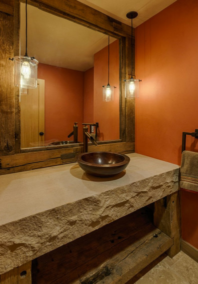 Idéer för att renovera ett litet rustikt badrum med dusch, med ett fristående handfat, öppna hyllor, skåp i slitet trä, bänkskiva i kalksten, brun kakel, keramikplattor, röda väggar och klinkergolv i keramik