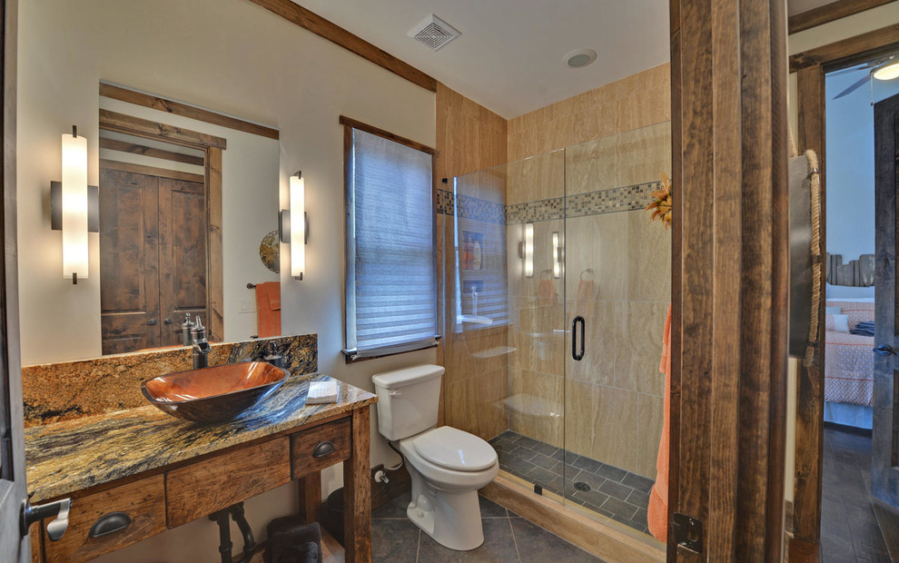 Inspiration pour une grande douche en alcôve craftsman en bois brun avec un placard en trompe-l'oeil, WC séparés, un carrelage beige, du carrelage en travertin, un mur blanc, un sol en ardoise, une vasque, un plan de toilette en granite, un sol gris et une cabine de douche à porte coulissante.
