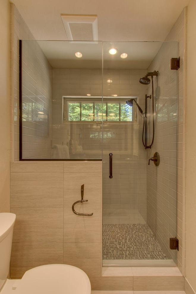 Ispirazione per una stanza da bagno padronale shabby-chic style di medie dimensioni con doccia alcova, WC a due pezzi, piastrelle beige, piastrelle in gres porcellanato, pareti beige e pavimento in gres porcellanato