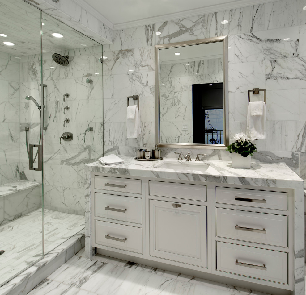 Idéer för ett mellanstort klassiskt en-suite badrum, med ett undermonterad handfat, luckor med upphöjd panel, vita skåp, marmorbänkskiva, en dusch i en alkov, en toalettstol med hel cisternkåpa, grå kakel, stenkakel och marmorgolv