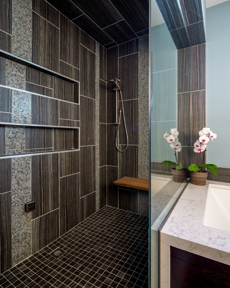 Свежая идея для дизайна: ванная комната в современном стиле с врезной раковиной, открытым душем, серой плиткой, синими стенами и открытым душем - отличное фото интерьера
