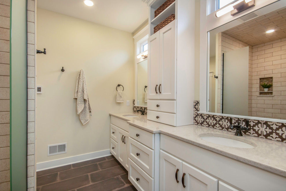 Foto på ett vintage en-suite badrum, med skåp i shakerstil, vita skåp, en dusch i en alkov, svart och vit kakel, keramikplattor, vita väggar, ett undermonterad handfat, bänkskiva i kvarts och dusch med gångjärnsdörr