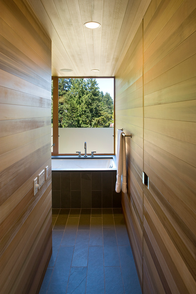 Идея дизайна: большая главная ванная комната в современном стиле с серой плиткой, каменной плиткой, полом из сланца и полновстраиваемой ванной