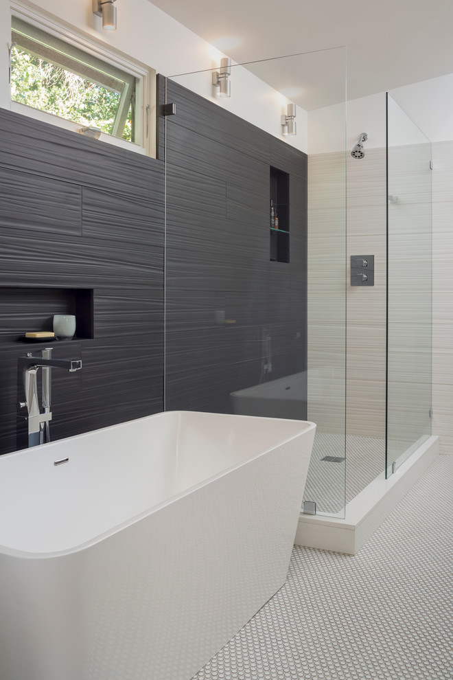 Inspiration pour une salle de bain vintage de taille moyenne avec une baignoire indépendante, une douche d'angle, un carrelage gris et un sol en carrelage de céramique.