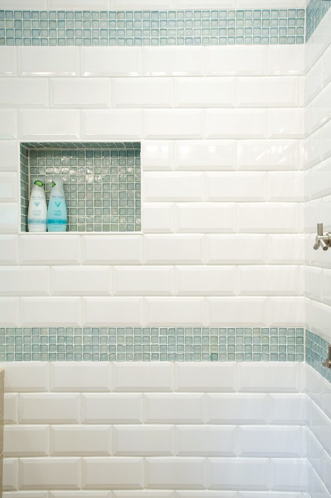 Идея дизайна: ванная комната среднего размера в современном стиле с зеленой плиткой, белой плиткой и плиткой кабанчик
