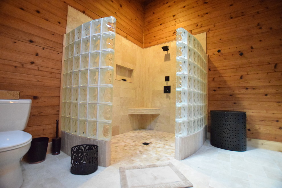 Idée de décoration pour une grande salle de bain principale en bois clair avec un placard avec porte à panneau encastré, une douche à l'italienne, WC séparés, un carrelage beige, du carrelage en travertin, un sol en travertin, un lavabo encastré et un plan de toilette en granite.