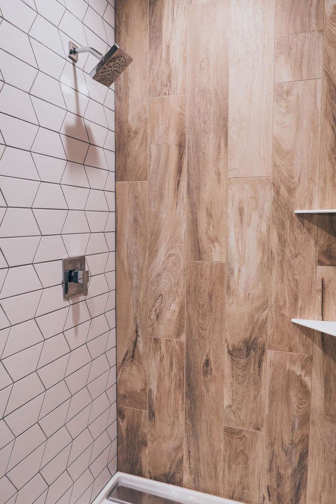 Modernes Duschbad mit Schrankfronten im Shaker-Stil, Duschnische, Toilette mit Aufsatzspülkasten, Marmorfliesen, Unterbauwaschbecken, Quarzwerkstein-Waschtisch, schwarzem Boden und Falttür-Duschabtrennung in Omaha
