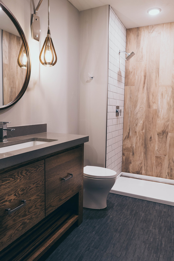Идея дизайна: ванная комната в стиле модернизм с фасадами в стиле шейкер, душем в нише, унитазом-моноблоком, мраморной плиткой, душевой кабиной, врезной раковиной, столешницей из искусственного кварца, черным полом и душем с распашными дверями