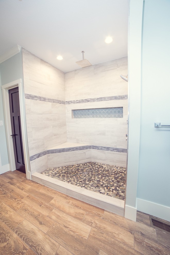 Inredning av ett rustikt vit vitt en-suite badrum, med luckor med infälld panel, vita skåp, en öppen dusch, en toalettstol med separat cisternkåpa, gröna väggar, ett integrerad handfat, brunt golv, med dusch som är öppen, beige kakel, porslinskakel och klinkergolv i porslin