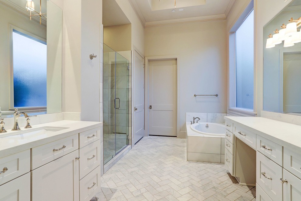 Großes Modernes Badezimmer En Suite mit Schrankfronten im Shaker-Stil, weißen Schränken, Einbaubadewanne, Duschnische, Marmorfliesen, beiger Wandfarbe, Marmorboden, Unterbauwaschbecken, Quarzit-Waschtisch, weißem Boden, Falttür-Duschabtrennung und weißer Waschtischplatte in Houston