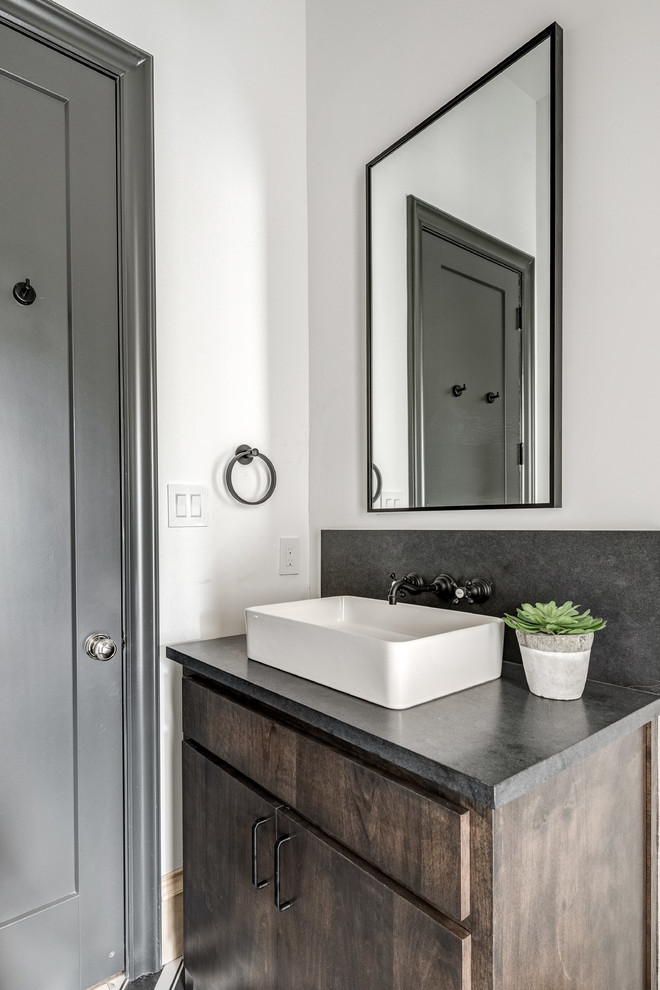 Bild på ett stort medelhavsstil grå grått en-suite badrum, med släta luckor, bruna skåp, en toalettstol med hel cisternkåpa, vita väggar, cementgolv, ett fristående handfat, bänkskiva i täljsten och flerfärgat golv