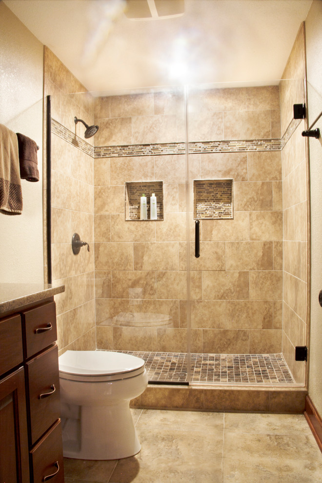 Klassisk inredning av ett mellanstort badrum, med släta luckor, skåp i mörkt trä, en dusch i en alkov, en toalettstol med separat cisternkåpa, beige kakel, keramikplattor, beige väggar, klinkergolv i keramik och granitbänkskiva