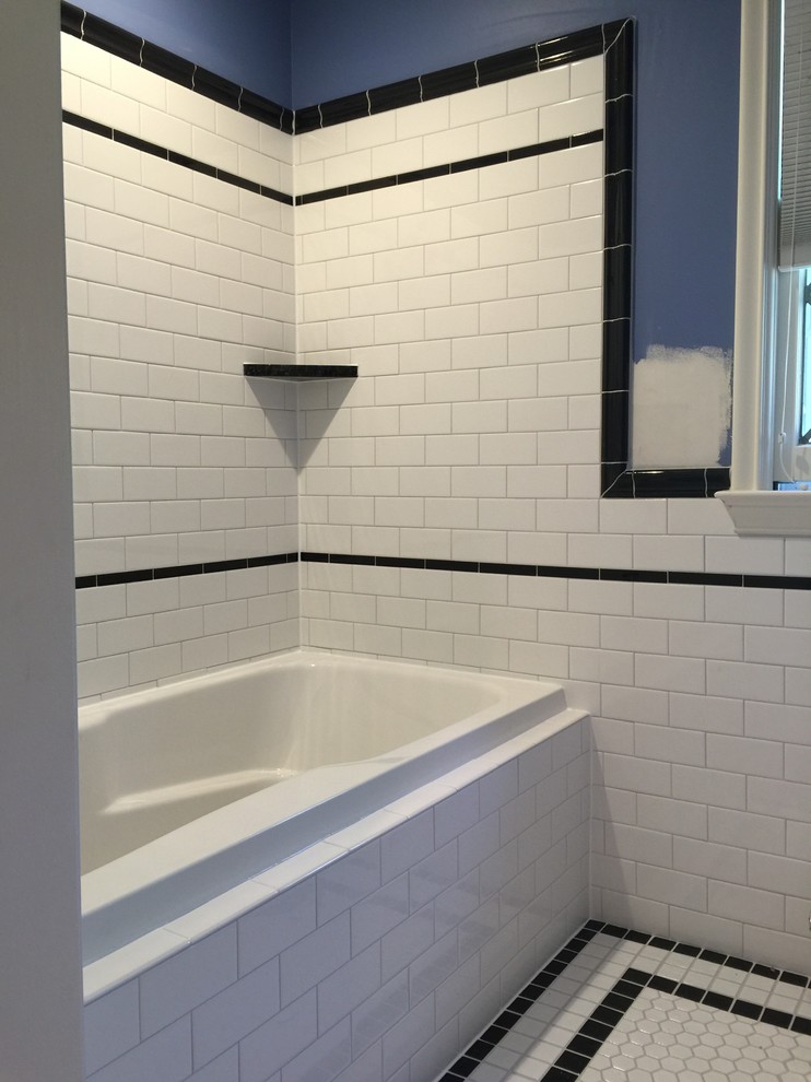 Идея дизайна: ванная комната среднего размера в современном стиле с ванной в нише, черно-белой плиткой, плиткой кабанчик, фасадами в стиле шейкер, белыми фасадами, душем в нише, раздельным унитазом, серыми стенами, полом из мозаичной плитки, душевой кабиной и раковиной с пьедесталом