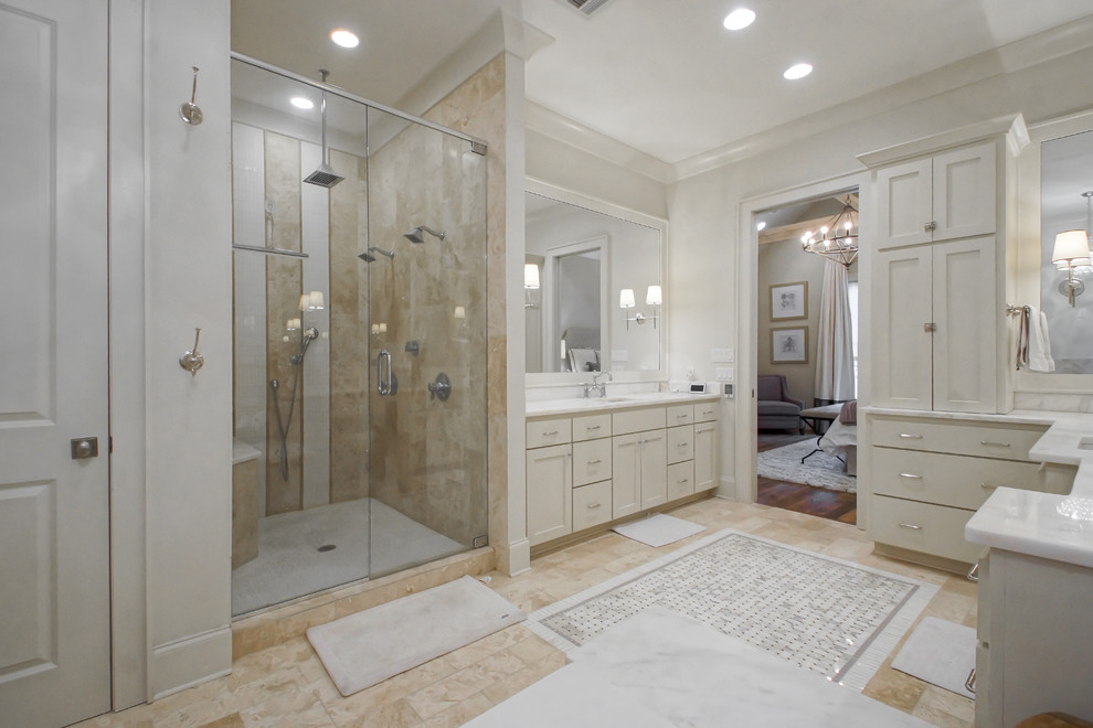 Idéer för att renovera ett mellanstort vintage en-suite badrum, med ett undermonterad handfat, skåp i shakerstil, vita skåp, marmorbänkskiva, ett hörnbadkar, en dusch i en alkov, en toalettstol med hel cisternkåpa, stenkakel, vita väggar och travertin golv