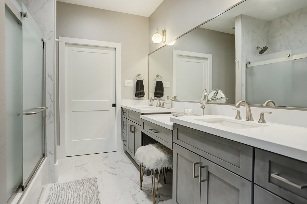 Inspiration för ett mellanstort funkis vit vitt badrum med dusch, med skåp i shakerstil, grå skåp, en dusch i en alkov, grå väggar, ett undermonterad handfat, dusch med skjutdörr, ett platsbyggt badkar, en toalettstol med hel cisternkåpa, vit kakel, marmorkakel, marmorgolv, bänkskiva i kvarts och vitt golv