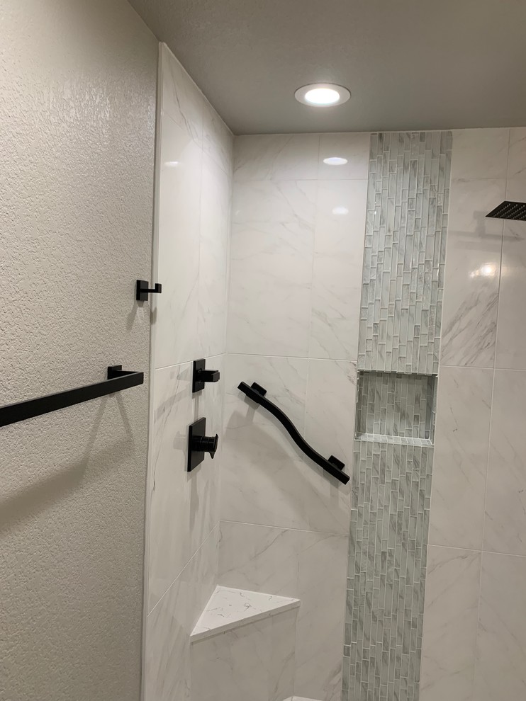 Exempel på ett litet modernt vit vitt badrum med dusch, med släta luckor, grå skåp, en kantlös dusch, en toalettstol med hel cisternkåpa, vit kakel, porslinskakel, grå väggar, klinkergolv i porslin, ett fristående handfat, bänkskiva i kvarts, vitt golv och med dusch som är öppen