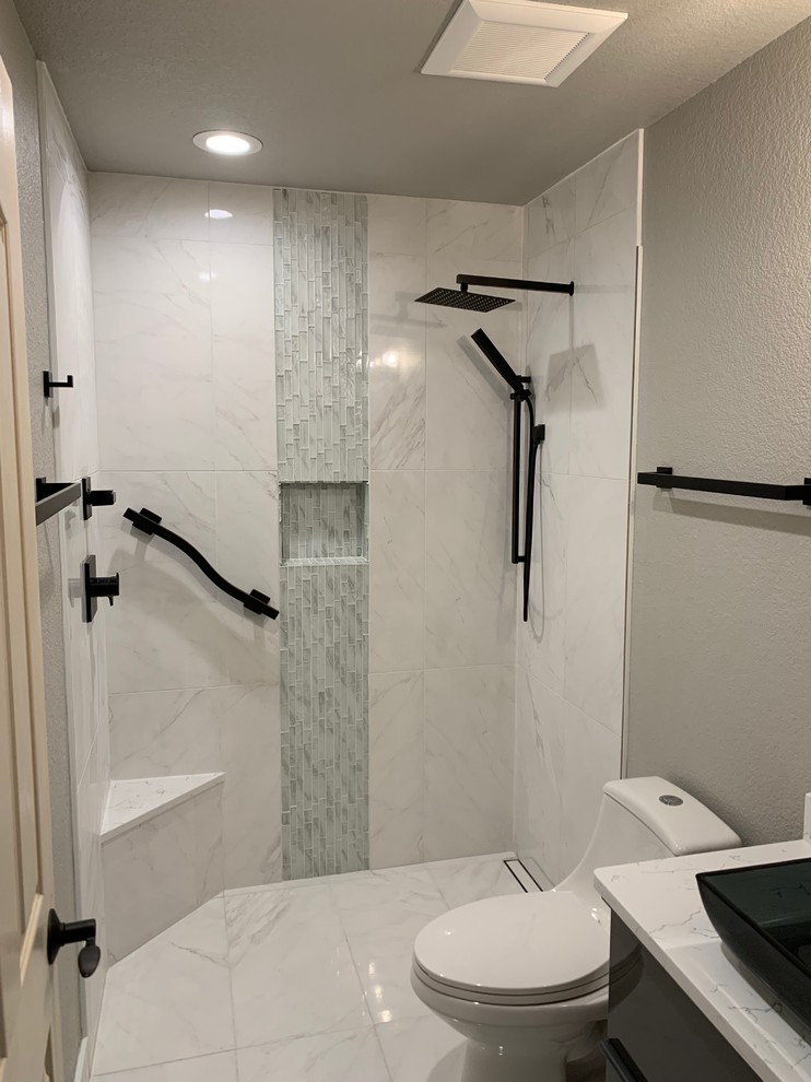 Inspiration för små moderna vitt badrum med dusch, med släta luckor, grå skåp, en kantlös dusch, en toalettstol med hel cisternkåpa, vit kakel, porslinskakel, grå väggar, klinkergolv i porslin, ett fristående handfat, bänkskiva i kvarts, vitt golv och med dusch som är öppen