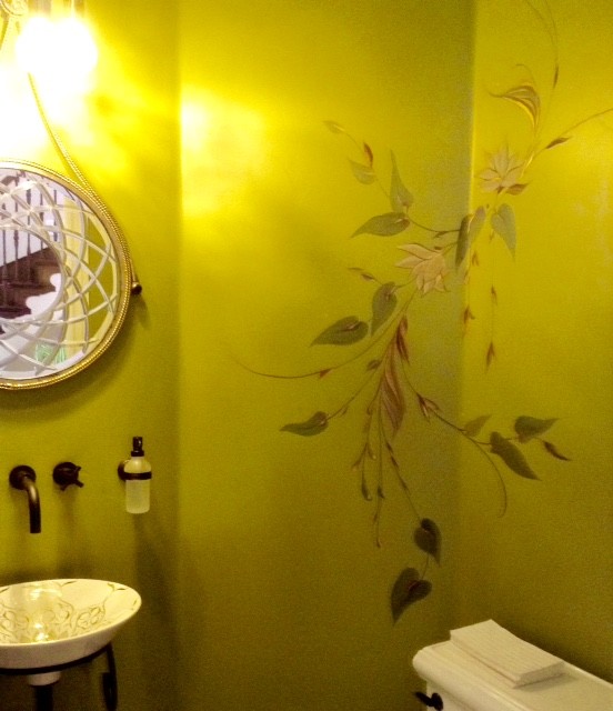 Esempio di una stanza da bagno con doccia boho chic di medie dimensioni con pareti verdi, pavimento in terracotta e lavabo sospeso