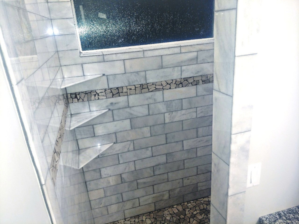 Foto di una grande stanza da bagno tradizionale con pareti grigie e pavimento multicolore