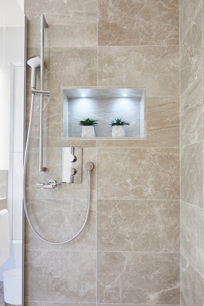 Idéer för stora funkis beige en-suite badrum, med beige skåp, en öppen dusch, en vägghängd toalettstol, beige kakel, vita väggar, marmorgolv, ett undermonterad handfat, marmorbänkskiva, grått golv och med dusch som är öppen