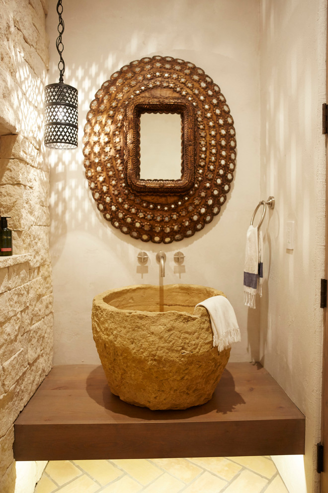 Ispirazione per una piccola stanza da bagno classica con piastrelle beige, piastrelle in pietra, pareti beige, pavimento in terracotta, lavabo a bacinella, top in legno e pavimento beige