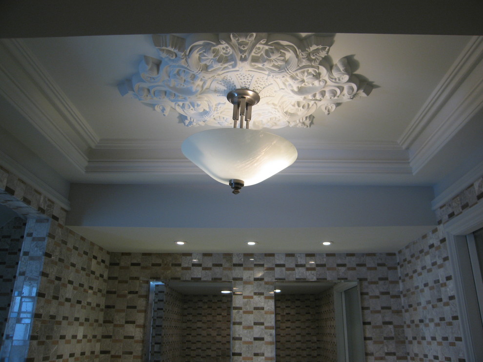 Источник вдохновения для домашнего уюта: большая главная ванная комната в стиле неоклассика (современная классика) с столешницей из известняка, разноцветной плиткой, каменной плиткой, серыми стенами и мраморным полом