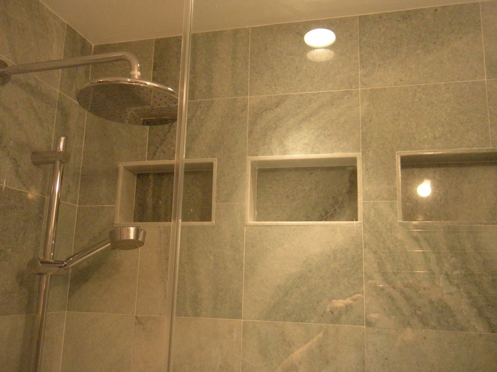 Foto di una stanza da bagno design con doccia alcova, piastrelle verdi e piastrelle in pietra
