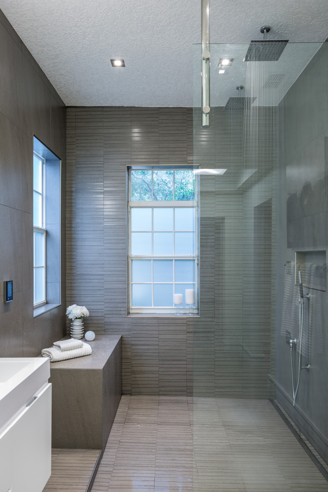 Inredning av ett modernt mellanstort en-suite badrum, med släta luckor, vita skåp, ett fristående badkar, en öppen dusch, brun kakel, porslinskakel, vinylgolv, ett integrerad handfat, bänkskiva i akrylsten, grå väggar, grått golv och med dusch som är öppen