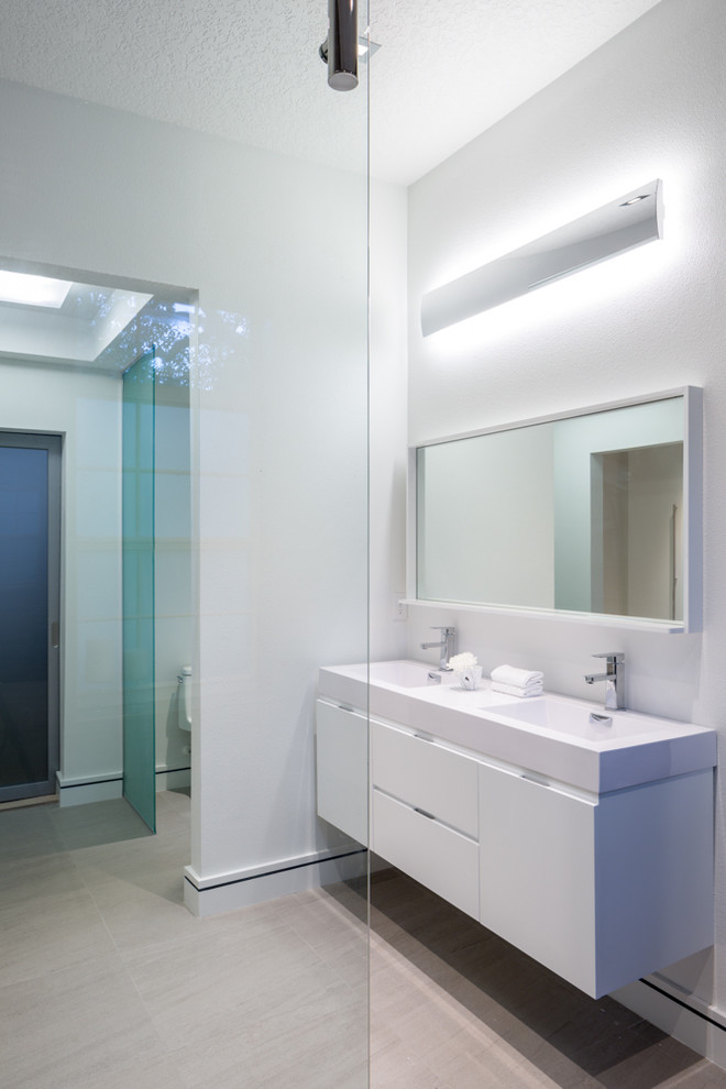 Inspiration för ett mellanstort funkis en-suite badrum, med släta luckor, vita skåp, ett fristående badkar, en öppen dusch, brun kakel, porslinskakel, vinylgolv, ett integrerad handfat, bänkskiva i akrylsten, vita väggar, beiget golv och med dusch som är öppen