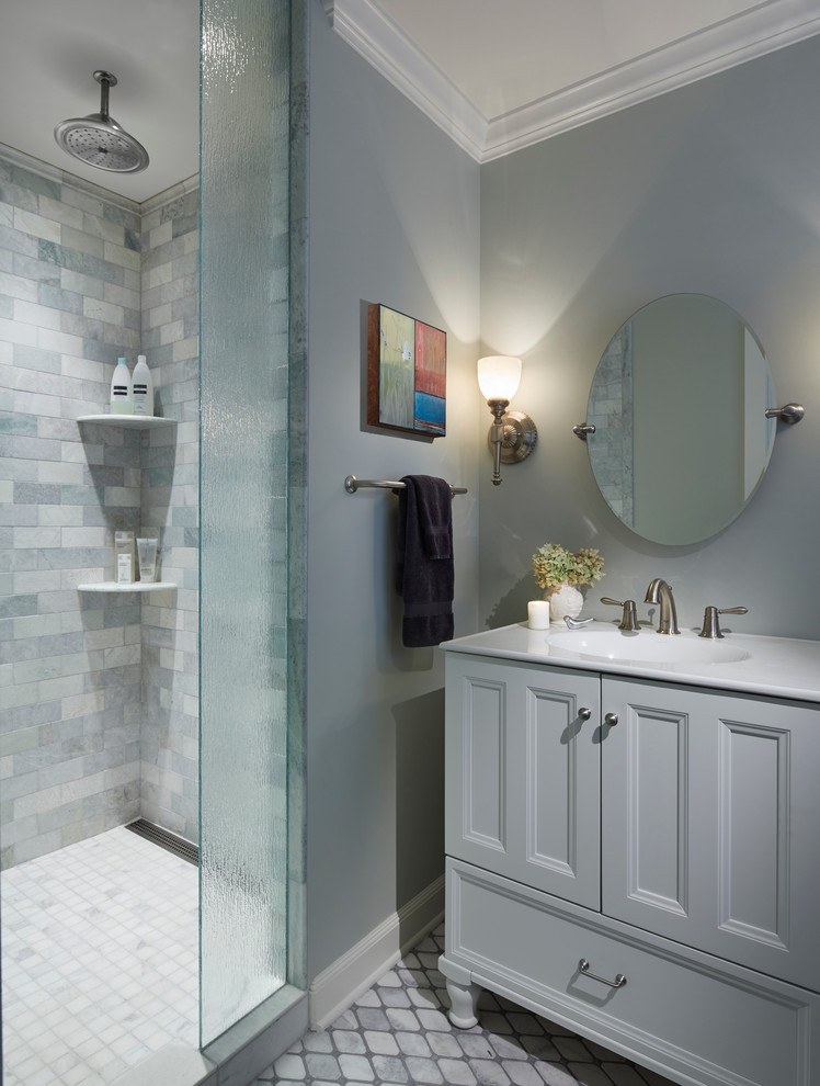 Inspiration för mellanstora klassiska badrum, med luckor med profilerade fronter, vita skåp, en dusch i en alkov, stenkakel, grå väggar, ett integrerad handfat och bänkskiva i akrylsten