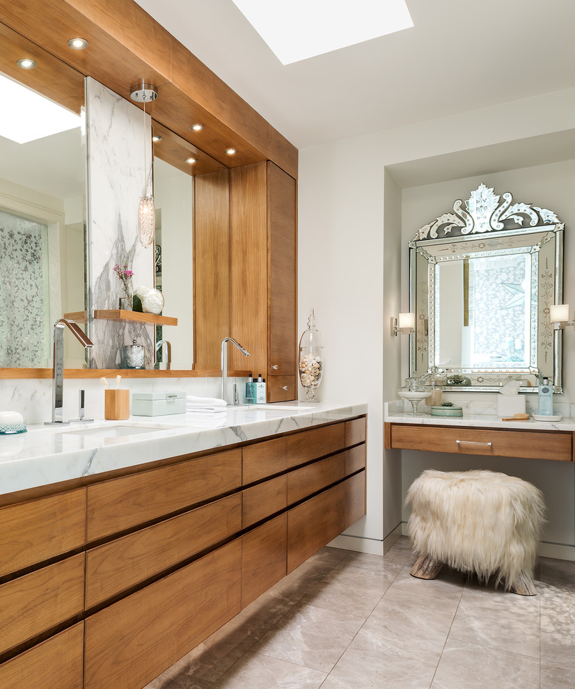 Foto på ett funkis en-suite badrum, med släta luckor, skåp i mellenmörkt trä, beige kakel, vita väggar, ett undermonterad handfat, marmorbänkskiva och marmorgolv