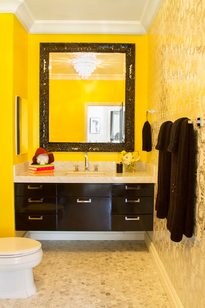 Cette photo montre une petite salle de bain éclectique avec un lavabo encastré, un placard en trompe-l'oeil, des portes de placard noires, un plan de toilette en marbre, WC à poser, un carrelage blanc, un carrelage de pierre, un mur jaune et un sol en marbre.