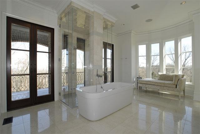 Exempel på ett modernt badrum, med ett fristående badkar, en öppen dusch, en toalettstol med hel cisternkåpa, vit kakel och glaskakel