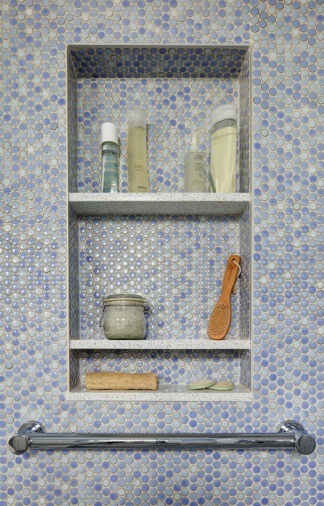 На фото: главная ванная комната среднего размера в стиле неоклассика (современная классика) с фасадами в стиле шейкер, белыми фасадами, отдельно стоящей ванной, угловым душем, раздельным унитазом, белой плиткой, керамической плиткой, синими стенами, полом из керамогранита, врезной раковиной, столешницей из искусственного кварца, синим полом, душем с распашными дверями и белой столешницей
