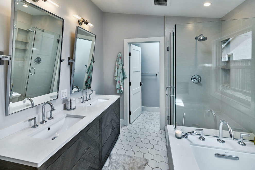 Cette image montre une salle de bain principale rustique avec des portes de placard grises, une baignoire d'angle, une douche d'angle, un carrelage gris, des carreaux de céramique, un mur gris, un sol en carrelage de céramique, un lavabo posé, un plan de toilette en marbre, un sol blanc et une cabine de douche à porte battante.