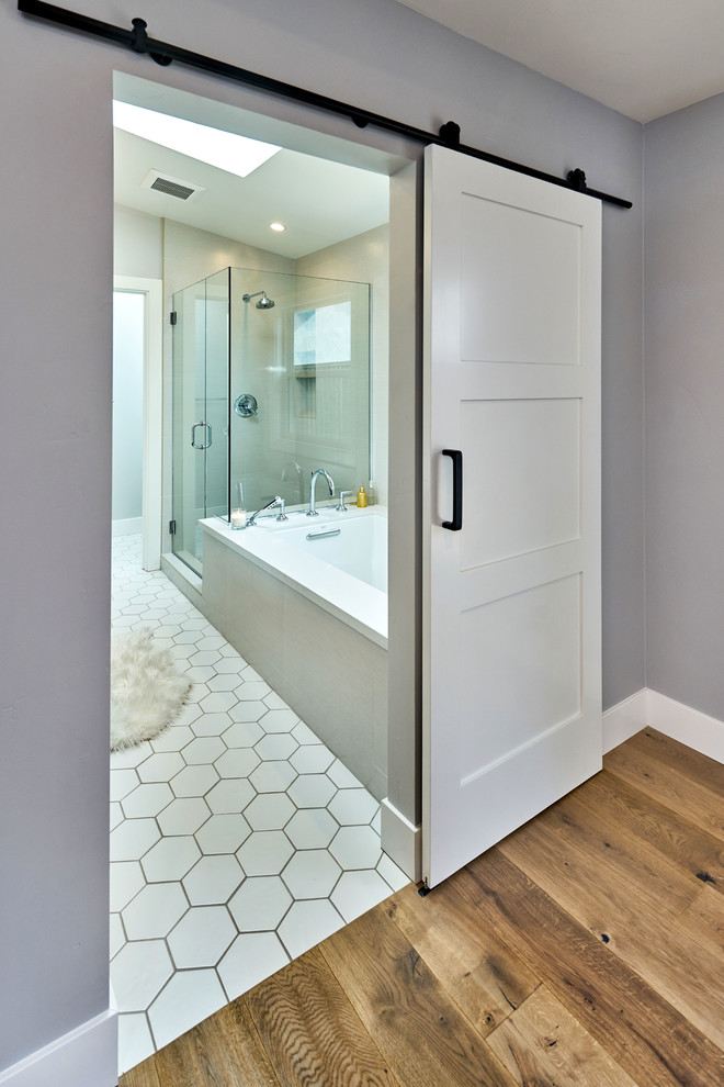 Landhaus Badezimmer En Suite mit Eckbadewanne, Eckdusche, Keramikboden, weißem Boden und Falttür-Duschabtrennung in San Francisco