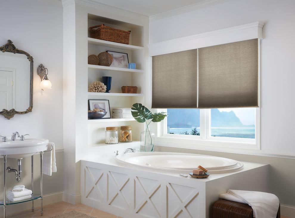 Exempel på ett mellanstort klassiskt en-suite badrum, med ett platsbyggt badkar, flerfärgade väggar, klinkergolv i porslin, ett konsol handfat och orange golv