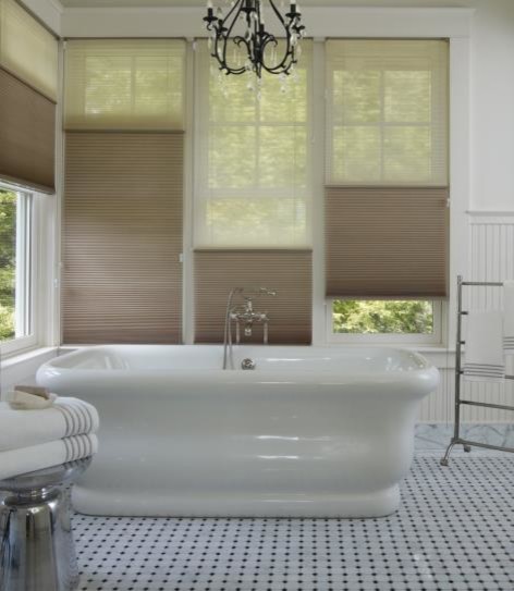 Diseño de cuarto de baño principal actual de tamaño medio con bañera exenta, paredes blancas, suelo con mosaicos de baldosas y suelo multicolor
