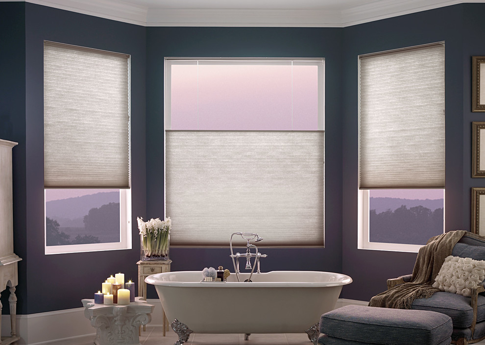 Inspiration för stora klassiska en-suite badrum, med luckor med infälld panel, beige skåp, ett badkar med tassar, beige kakel, keramikplattor, blå väggar och ett piedestal handfat